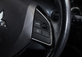 Подержанный автомобиль Mitsubishi Outlander 2019 года (11 фото)