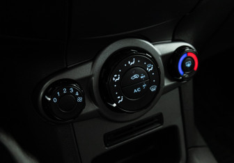 Подержанный автомобиль Ford Fiesta Sedan 2015 года (15 фото)
