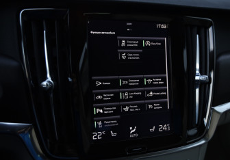 Подержанный автомобиль Volvo V90 Cross Country 2017 года (17 фото)
