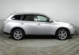 Подержанный автомобиль Mitsubishi Outlander 2014 года (4 фото)