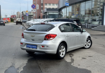 Подержанный автомобиль Chevrolet Cruze Hatchback 2012 года (4 фото)