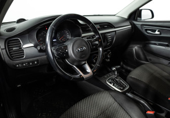 Подержанный автомобиль Kia Rio Hatchback 2017 года (11 фото)