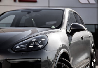 Подержанный автомобиль Porsche Cayenne 2015 года (2 фото)