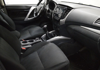 Подержанный автомобиль Mitsubishi Pajero Sport 2020 года (11 фото)