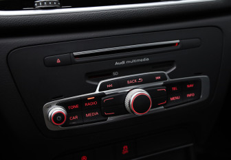 Подержанный автомобиль Audi Q3 2015 года (16 фото)