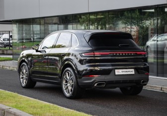 Подержанный автомобиль Porsche Cayenne 2023 года (8 фото)