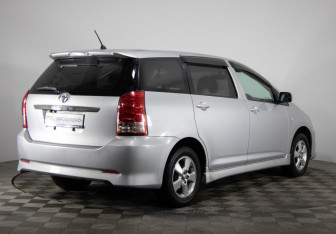 Подержанный автомобиль Toyota Wish Compactvan 2005 года (5 фото)