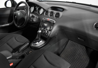 Подержанный автомобиль Peugeot 408 2013 года (12 фото)