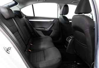 Подержанный автомобиль Skoda Octavia Liftback 2013 года (18 фото)