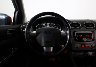 Подержанный автомобиль Ford Focus Hatchback 2010 года (9 фото)