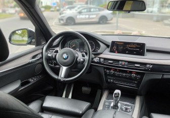 Подержанный автомобиль BMW X5 2016 года (10 фото)