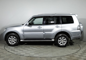 Подержанный автомобиль Mitsubishi Pajero 2011 года (8 фото)