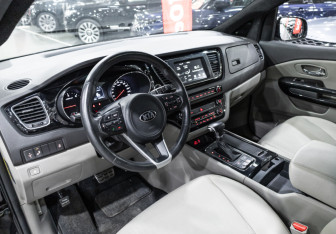 Подержанный автомобиль Kia Carnival 2017 года (14 фото)