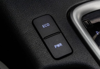 Подержанный автомобиль Toyota Hilux 2022 года (18 фото)