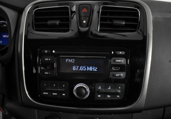 Подержанный автомобиль Renault Sandero 2015 года (14 фото)