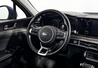Подержанный автомобиль Kia K5 2020 года (15 фото)