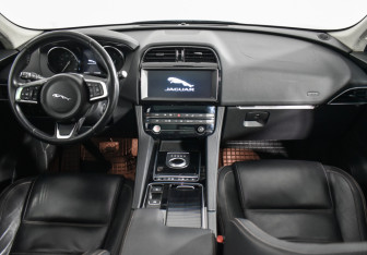 Подержанный автомобиль Jaguar F-Pace 2020 года (15 фото)