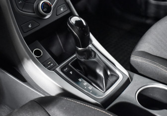 Подержанный автомобиль Hyundai Elantra Sedan 2015 года (11 фото)