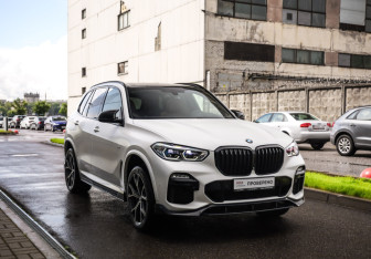Подержанный автомобиль BMW X5 2019 года (6 фото)