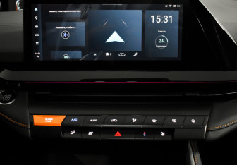 Подержанный автомобиль Changan UNI-V 2023 года (18 фото)