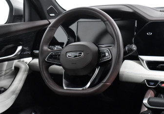 Подержанный автомобиль Geely Monjaro 2023 года (15 фото)
