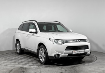 Подержанный автомобиль Mitsubishi Outlander 2013 года (3 фото)