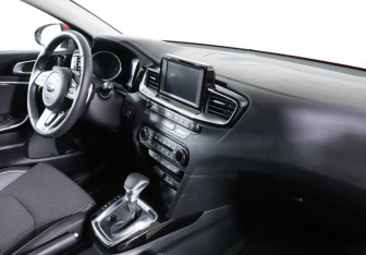 Подержанный автомобиль Kia Ceed Hatchback 2019 года (23 фото)