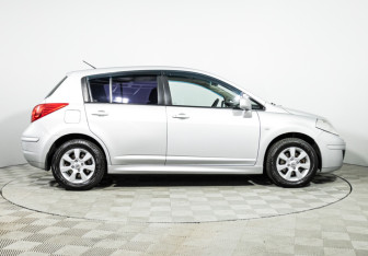 Подержанный автомобиль Nissan Tiida Hatchback 2010 года (4 фото)