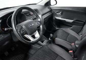 Подержанный автомобиль Kia Rio Hatchback 2013 года (9 фото)