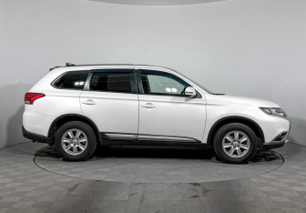 Подержанный автомобиль Mitsubishi Outlander 2018 года (4 фото)