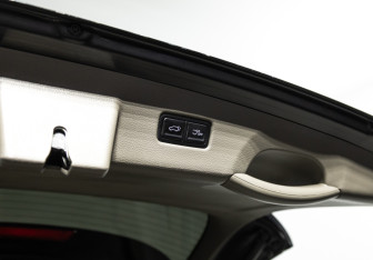 Подержанный автомобиль Kia Carnival 2022 года (27 фото)