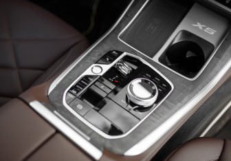 Подержанный автомобиль BMW X5 2024 года (19 фото)