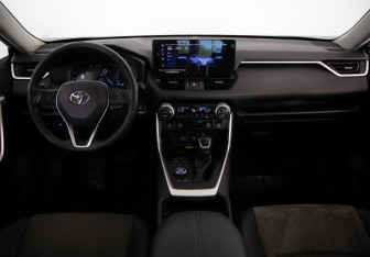Подержанный автомобиль Toyota RAV4 2024 года (9 фото)