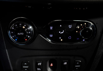 Подержанный автомобиль Renault Sandero 2016 года (15 фото)