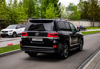 Подержанный автомобиль Toyota Land Cruiser Suv 2020 года (6 фото)