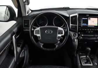 Подержанный автомобиль Toyota Land Cruiser Suv 2013 года (17 фото)