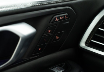 Подержанный автомобиль BMW X7 2021 года (26 фото)