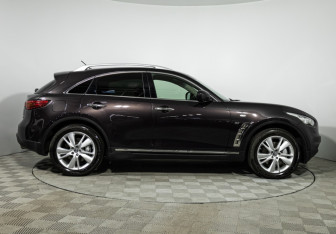 Подержанный автомобиль Infiniti QX70 2013 года (4 фото)