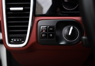 Подержанный автомобиль Porsche Cayenne 2019 года (21 фото)