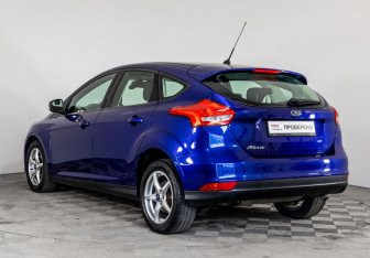 Подержанный автомобиль Ford Focus Hatchback 2016 года (7 фото)
