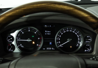 Подержанный автомобиль Toyota Land Cruiser Suv 2015 года (12 фото)