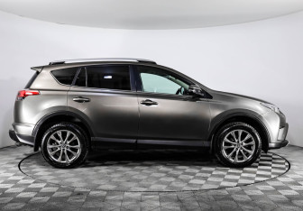 Подержанный автомобиль Toyota RAV4 2017 года (6 фото)