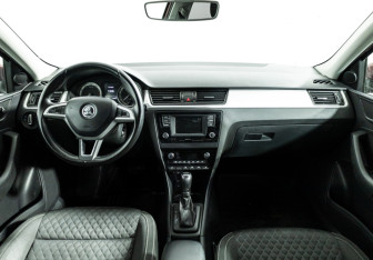 Подержанный автомобиль Skoda Rapid Liftback 2016 года (13 фото)