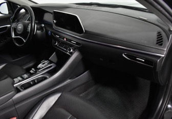 Подержанный автомобиль Hyundai Sonata 2021 года (12 фото)