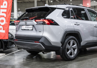 Подержанный автомобиль Toyota RAV4 2021 года (8 фото)