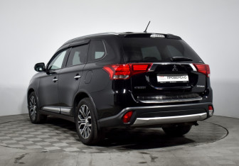 Подержанный автомобиль Mitsubishi Outlander 2016 года (7 фото)