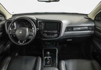 Подержанный автомобиль Mitsubishi Outlander 2017 года (10 фото)
