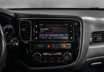 Подержанный автомобиль Mitsubishi Outlander 2017 года (18 фото)