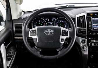 Подержанный автомобиль Toyota Land Cruiser Suv 2014 года (12 фото)