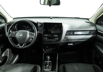 Подержанный автомобиль Mitsubishi Outlander 2018 года (13 фото)